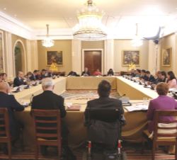 Vista general de la mesa de la reunión del Consejo del Real Patronato sobre Discapacidad durante la reunión