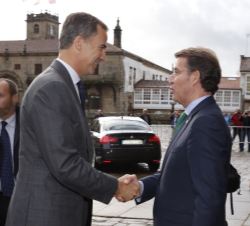 Su Majestad el Rey es recibido a su llegada por el presidente de la Xunta de Galicia, Alberto Núñez Feijóo