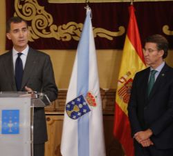 Su Majestad el Rey, durante su intervención, junto al presidente de la Xunta de Galicia, Alberto Núñez Feijóo