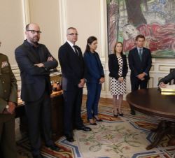 Su Majestad el Rey firma en el libro de honor de la Xunta de Galicia en presencia de las autoridades asistentes