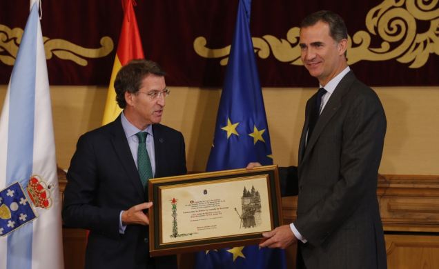 El presidente de la Xunta de Galicia, Alberto Núñez Feijóo, entrega la Credencial como Embajador de Honor del Camino de Santiago a Su Majestad el Rey