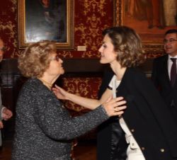 Su Majestad la Reina saluda a la viuda de Luis Carandell, Eloísa Jäger