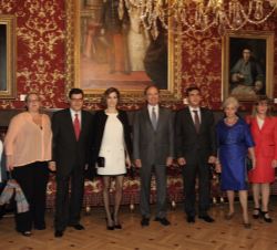 Doña Letizia, el presidente del Senado y el secretario de Estado de Relaciones con las Cortes, con el premiado, Miguel Ángel Domínguez y sus familiare