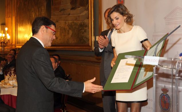 Su Majestad la Reina entrega el galardón a Miguel Ángel Domínguez