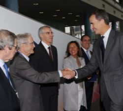 Don Felipe recibe el saludo del presidente del Senado de CEDE, Antonio Garrigues