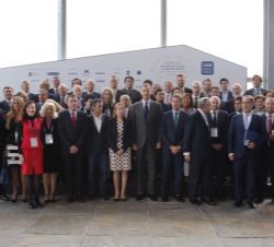 Don Felipe, con las autoridades asistentes, miembros de la Junta Directiva de CEDE, patrocinadores y ponentes