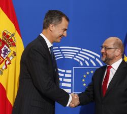 Don Felipe y Martin Schulz se saludan tras la interpretación de los Himnos de España y de Europa