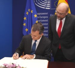 Su Majestad el Rey firma en el Libro de Honor del Parlamento Europeo