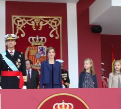 Sus Majestades los Reyes, Su Alteza Real la Princesa de Asturias y Su Alteza Real la Infanta Doña Sofía, en la Tribuna Real