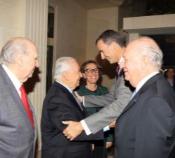 El Rey recibe el saludo del expresidente Betancur, en presencia del expresidente Sanguinetti, la Secretaria General Iberoamericana, el expresidente La