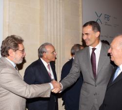 Don Felipe recibe el saludo del presidente del Grupo PRISA, Juan Luis Cebrián, en presencia del presidente del Grupo "la Caixa", Isidre Fain