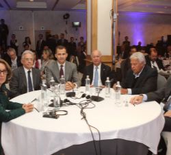El Rey, en la mesa presidencial, junto a los copresidentes del Foro, la Secretaria General Iberoamericana, el expresidente del Gobierno González, el s