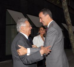 Don Felipe recibe el saludo del copresidente del Foro Iberoamérica y expresidente de Brasil Fernando Henrique Cardoso
