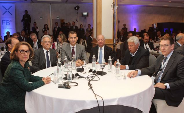 El Rey, en la mesa presidencial, junto a los copresidentes del Foro, la Secretaria General Iberoamericana, el expresidente del Gobierno González, el s