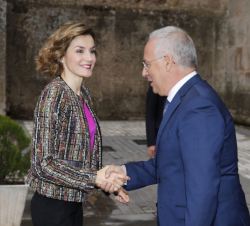 La Reina es recibida a su llegada por el presidente de la Comunidad Autónoma de La Rioja y de la Fundación San Millán de la Cogolla, José Ignacio Ceni