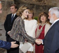 Doña Letizia recibe el saludo del director de la Real Academia Española y presidente de la Fundación del Español Urgente (Fundéu BBVA), Darío Villanue