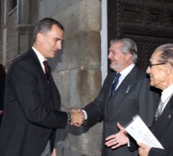 Don Felipe es recibido a su llegada por el el ministro de Educación, Cultura y Deporte, Íñigo Méndez de Vigo, y el presidente del Instituto de España 