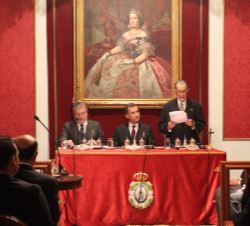 Vista de la mesa presidencial durante la intervención del presidente del Instituto de España y presidente de la Real Academia de Ciencias Morales y Po