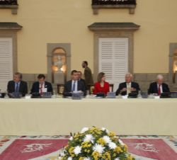 Los Reyes, junto al presidente del Gobierno, los ministros García-Margallo y Méndez de Vigo, el director y el secretario general del Instituto Cervant