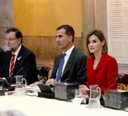 Los Reyes, junto al presidente del Gobierno y los ministros de Asuntos Exteriores y de Cooperación y de Educación, Cultura y Deporte