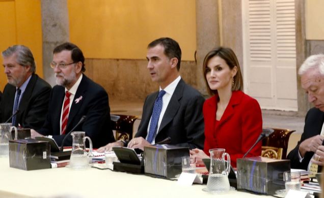 Los Reyes, junto al presidente del Gobierno y los ministros de Asuntos Exteriores y de Cooperación y de Educación, Cultura y Deporte