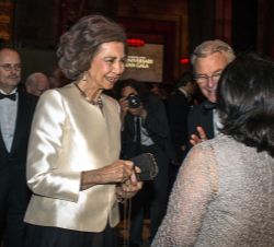 Su Majestad la Reina conversa con el director del World Monuments Fund, Christopher Ohstrom y con la Jequesa Mai bint Mohammed Al Khalifa, a su llegad