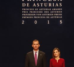 Don Felipe y Doña Letizia, durante la recepción a los Premios Princesa de Asturias 2015