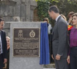 Los Reyes descubren la placa conmemorativa de la concesión de la distinción del Pueblo Ejemplar de Asturias 2015 a Colombres
