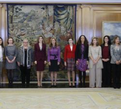 Su Majestad la Reina acompañada de una representación de la Asociación Española de Ejecutivas y Consejeras