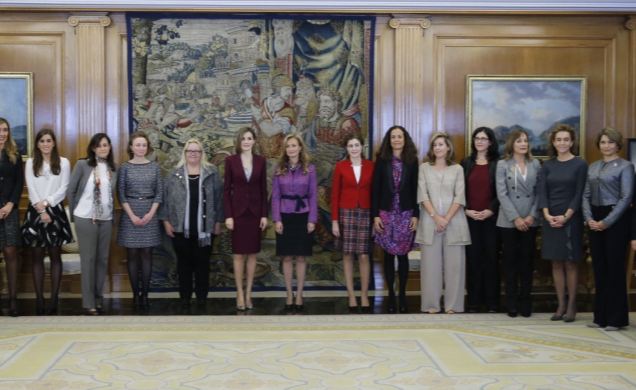 Su Majestad la Reina acompañada de una representación de la Asociación Española de Ejecutivas y Consejeras