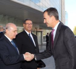 Don Felipe recibe el saludo del ministro del Interior, Jorge Fernández Díaz