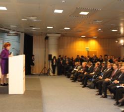 Don Felipe y el resto de asistentes, durante la intervención de la presidenta del Club de Madrid y expresidenta de Letonia, Vaira Vike-Freiberga