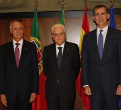 Su Majestad el Rey junto al Presidente de la República Italiana, Sergio Mattarella, y el Presidente de la República Portuguesa, Anibal Cavaco Silva