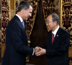 Saludo entre Su Majestad el Rey y Secretario General de Naciones Unidas, Ban Ki-moon, a su llegada al Palacio Real de Madrid