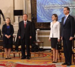 Sus Majestades los Reyes y el Secretario General de Naciones Unidas y su esposa, durante la interpretación del Himno Nacional al comienzo del acto
