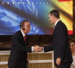 Su Majestad el Rey tras su intervención es saludado por Ban Ki-moon