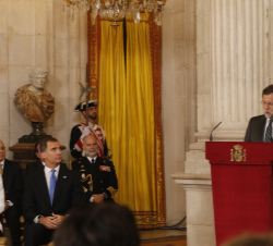 Sus Majestades los Reyes durante la intervención del presidente del Gobierno, Mariano Rajoy