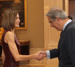 Su Majestad la Reina recibe el saludo del presidente de Unidad Editorial, Antonio Fernández‐Galiano