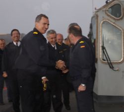 Su Majestad el Rey a su llegada al buque "Juan Carlos I"