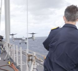 Su Majestad el Rey presencia el aterrizaje del MV-22 "Osprey"