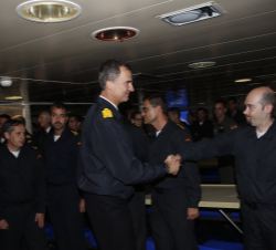 Don Felipe saluda a los miembros de la dotación del buque