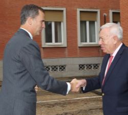 Su Majestad el Rey es recibido por el ministro de Asuntos Exteriores y de Cooperación, José Manuel García-Margallo