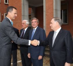 Don Felipe recibe el saludo del embajador-director de la Escuela Diplomática, Enrique Viguera, en presencia del subsecretario de Asuntos Exteriores y 
