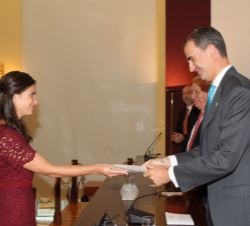Su Majestad el Rey entrega el despacho a la número uno de la LXVII Promoción de la Carrera Diplomática, Carmen de Antonio 