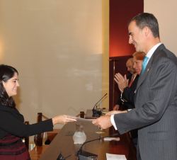Su Majestad el Rey entrega el despacho a una de las nuevas secretarias de Embajada de la LXVII Promoción de la Carrera Diplomática
