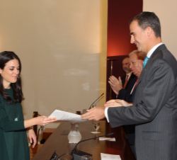 Su Majestad el Rey entrega el despacho a una de las nuevas secretarias de Embajada de la LXVII Promoción de la Carrera Diplomática