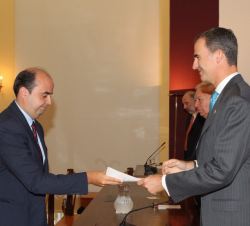 Su Majestad el Rey entrega el despacho a uno de los nuevos secretarios de Embajada de la LXVII Promoción de la Carrera Diplomática