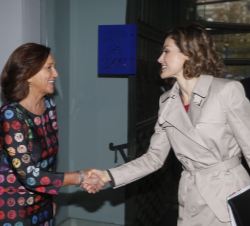 Doña Letizia recibe el saludo de la directora de la Biblioteca Nacional de España, Ana Santos