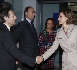 Doña Letizia recibe el saludo del secretario general de Cooperación Internacional para el Desarrollo, Gonzalo Robles
