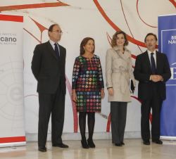 Su Majestad la Reina, la directora de la Biblioteca Nacional de España, el presidente del Real Instituto Elcano y el secretario general de Cooperación